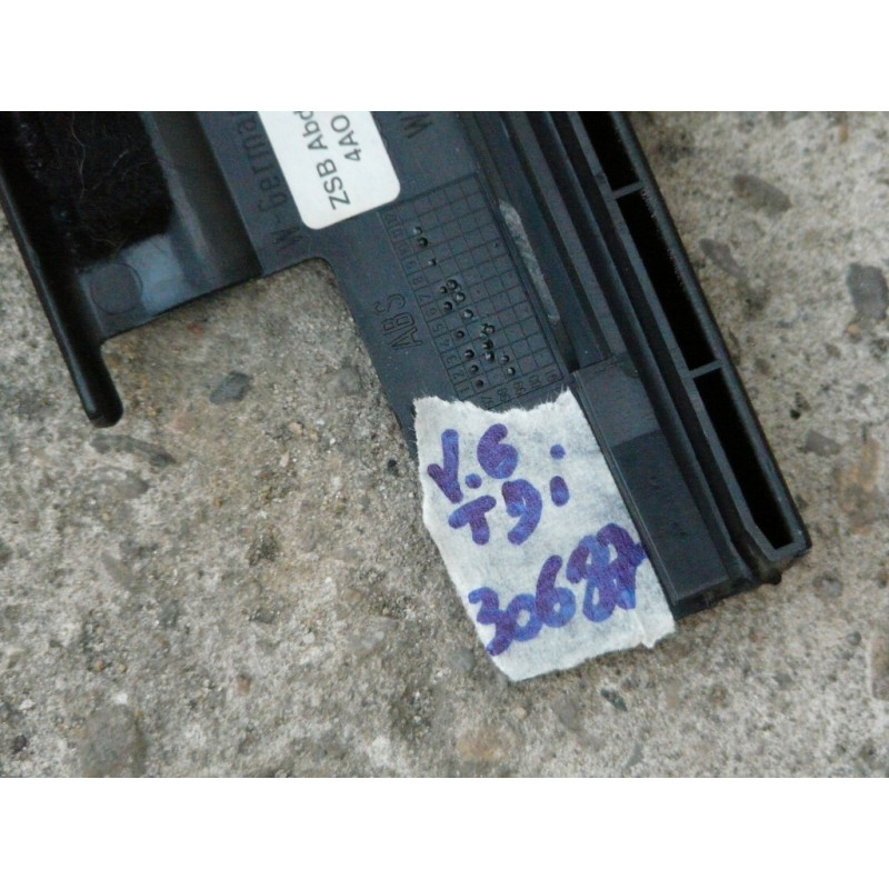 cache plastic fixation siege audi a4 4A0882345