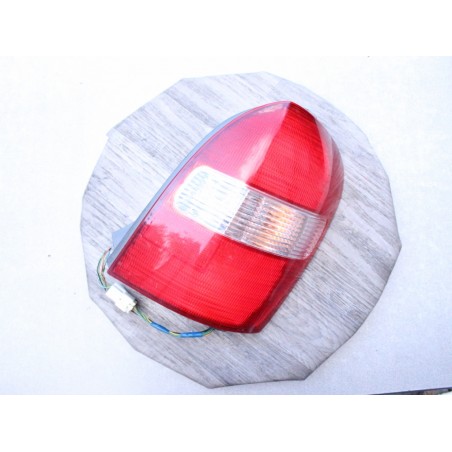 feu arriere droit mazda 323 F