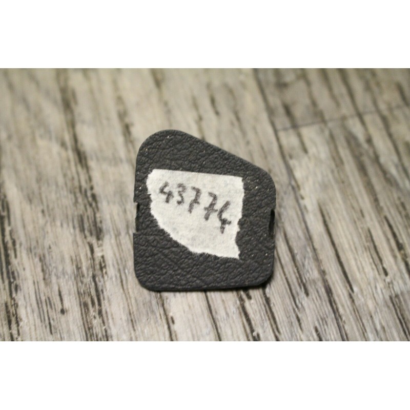 cache plastic bouchon vis divers AUDI A4 4B0864437