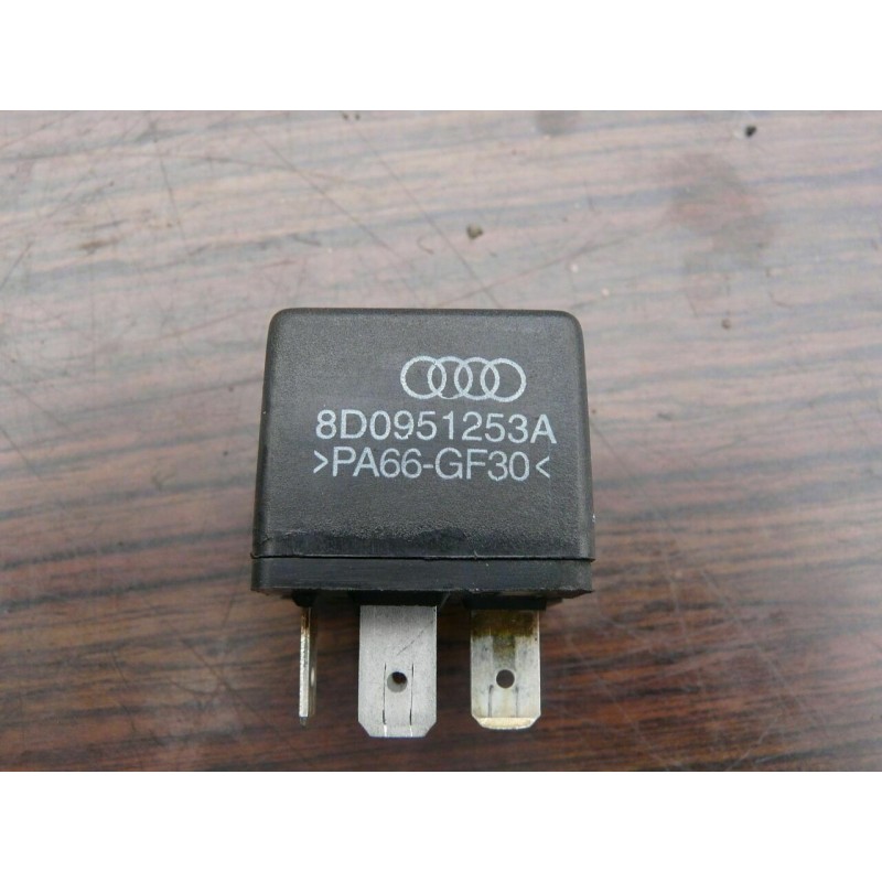 relais 373 AUDI A8 V8 3.3 TDI 2001 8D0951253 A relais 373 AUDI A8 V8 3.3 TDI 2001 8D0951253 A