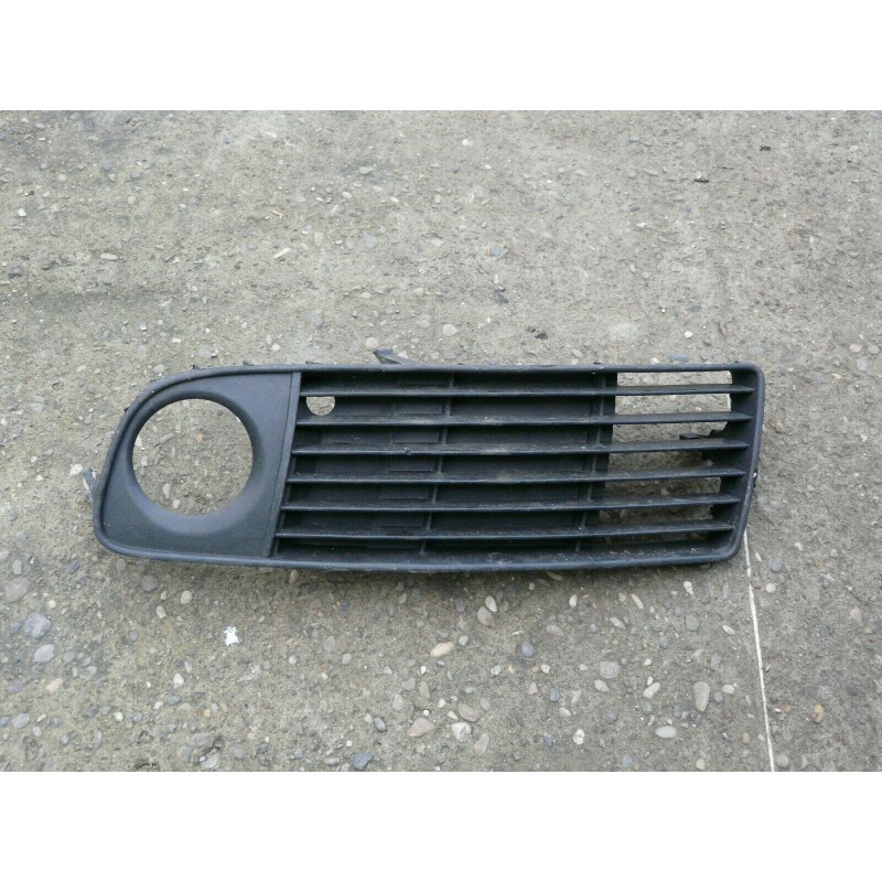 grille avant droit parechoc AUDI A6 V6 2.5 TDI 8D0807681 s