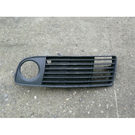 grille avant droit parechoc AUDI A6 V6 2.5 TDI 8D0807681 s