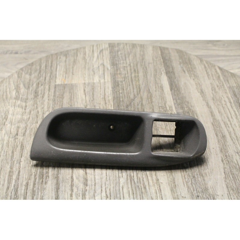 support plastic bouton leve vitre gauche RENAULT MEGANE 7700431172