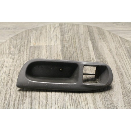 support plastic bouton leve vitre gauche RENAULT MEGANE 7700431172