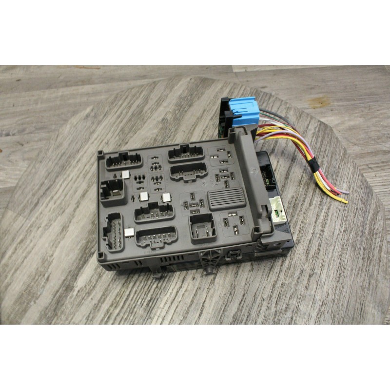 calculateur boitier moteur UCH platine fusible RENAULT 1.4 1.6 16V 8200141151