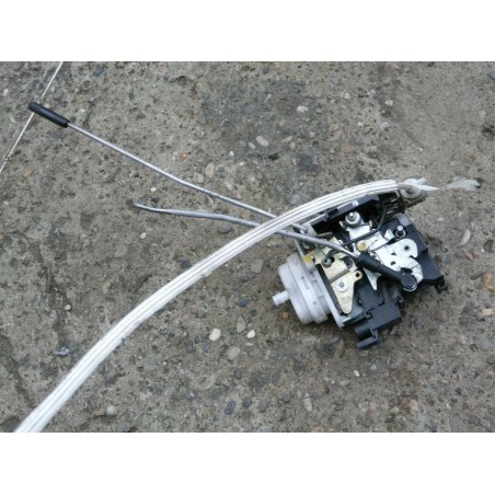 gache de porte avant droit AUDI A4 V6 2.5 TDI 150CV break quattro 2000