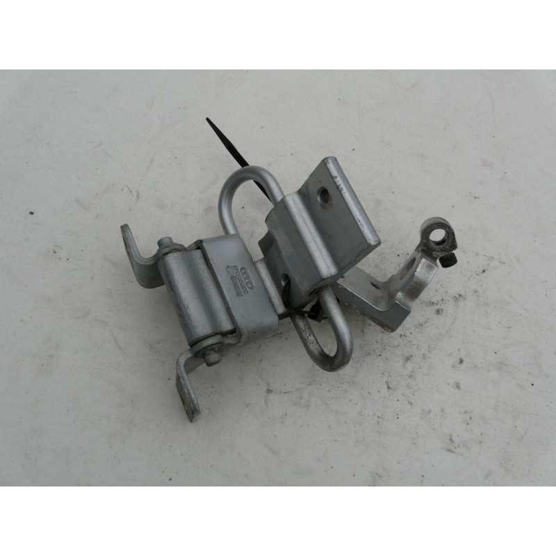charniere de porte arriere droit AUDI A4 V6 2.5 TDI 150CV break 8D0833412C