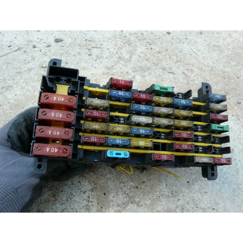 PLATINE BOITE A FUSIBLE AVEC RELAIS ET FUSIBLE RENAULT SAFRANE 2200 SI 1996