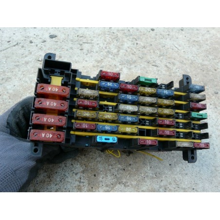 PLATINE BOITE A FUSIBLE AVEC RELAIS ET FUSIBLE RENAULT SAFRANE 2200 SI 1996