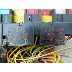 PLATINE BOITE A FUSIBLE AVEC RELAIS ET FUSIBLE RENAULT SAFRANE 2200 SI 1996