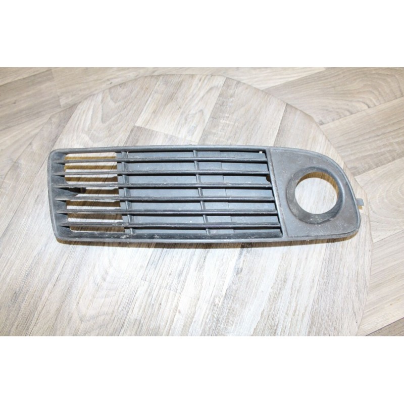 GRILLE PLASTIC AVANT GAUCHE PARECHOC- AUDI V6 TDI 150 1998 VERTE 4B0807682