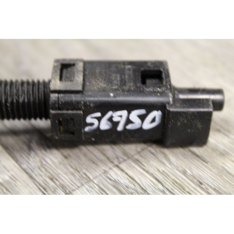contacteur pedale d embrayage AUDI A4 2.5 V6 TDI 150CV 2000 811907343 contacteur pedale d embrayage AUDI A4 2.5 V6 TDI 150CV 2000 811907343