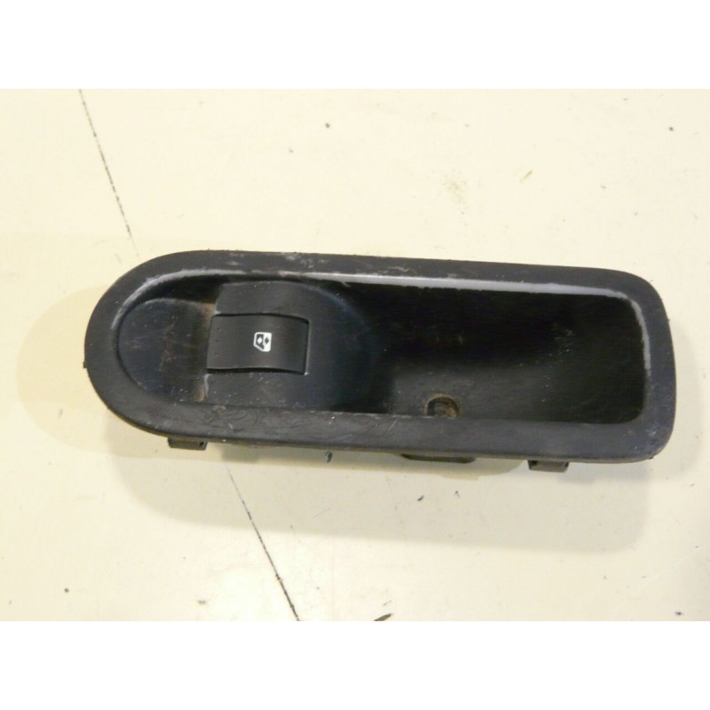 BOUTON LEVE VITRE ARRIERE GAUCHE  RENAULT MEGANE 2 1900 DCI 120 ANNEE 2003