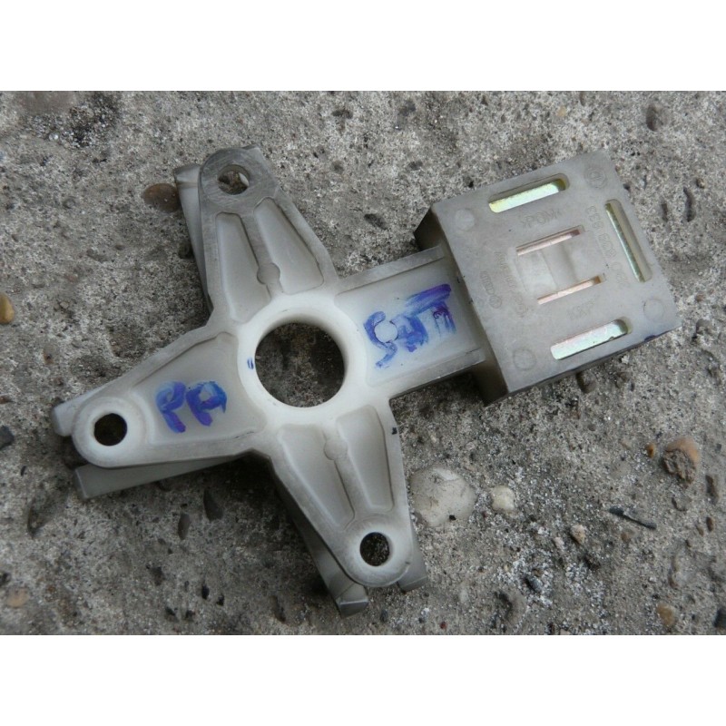 PLASTIC PATTE PORTIERE ARRIERE GAUCHE PASSAT BREAK V6 2.5 TDI 2000 3B0839833