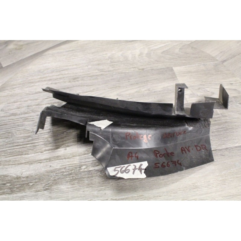 PROTECTION SEERURE PORTE AVANT DROIT AUDI A4 2.5 V6 TDI 150CV 2000 8D0837350