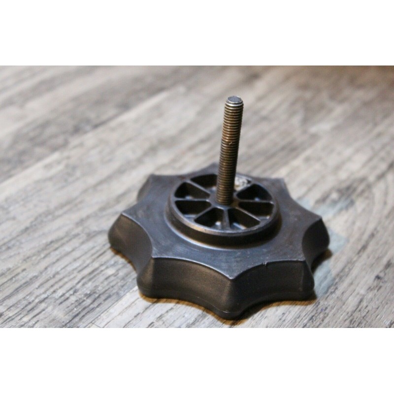 poignee fixation de roue de secours AUDI 8D0803899 poignee fixation de roue de secours AUDI 8D0803899