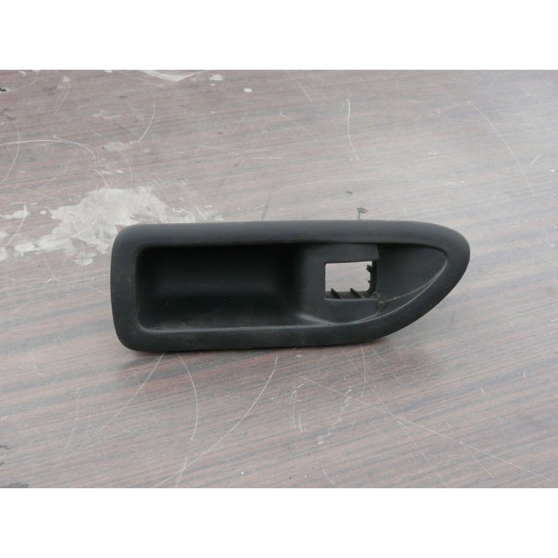 POIGNEE VIDE POCHE AVANT DROIT DE PORTE LAGUNA 2 8200016013
