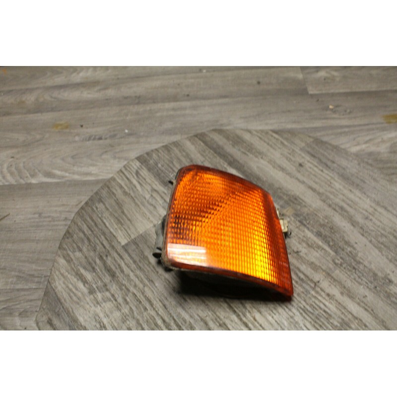 FEU CLIGNOTANT AVANT DROIT ORANGE VOLKSWAGEN passat 1990