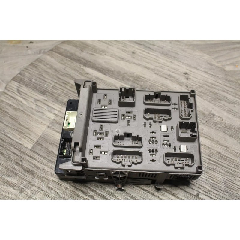 boite a fusible RENAULT VELSATIS 2.2 DCI 115 ANNEE 2003 8200220681 boite a fusible RENAULT VELSATIS 2.2 DCI 115 ANNEE 2003 8200220681