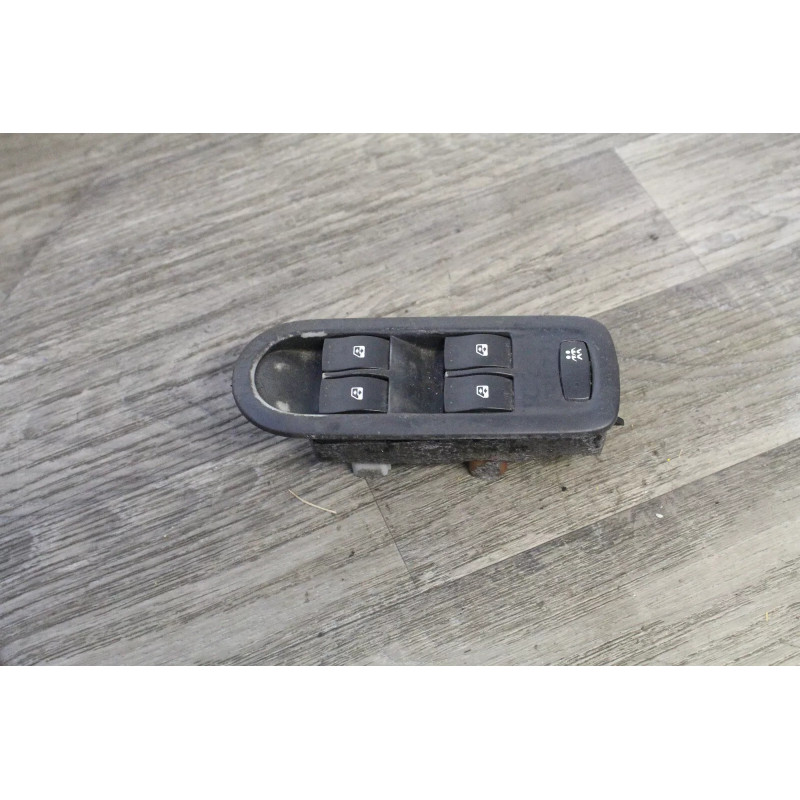 bouton leve vitre avant gauche renault SCENIC MEGANE 156018070 bouton leve vitre avant gauche renault SCENIC MEGANE 156018070