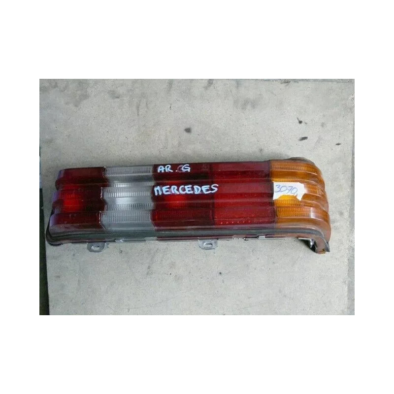 feu arriere droit MERCEDES 220 D 1981 22064R feu arriere droit MERCEDES 220 D 1981 22064R