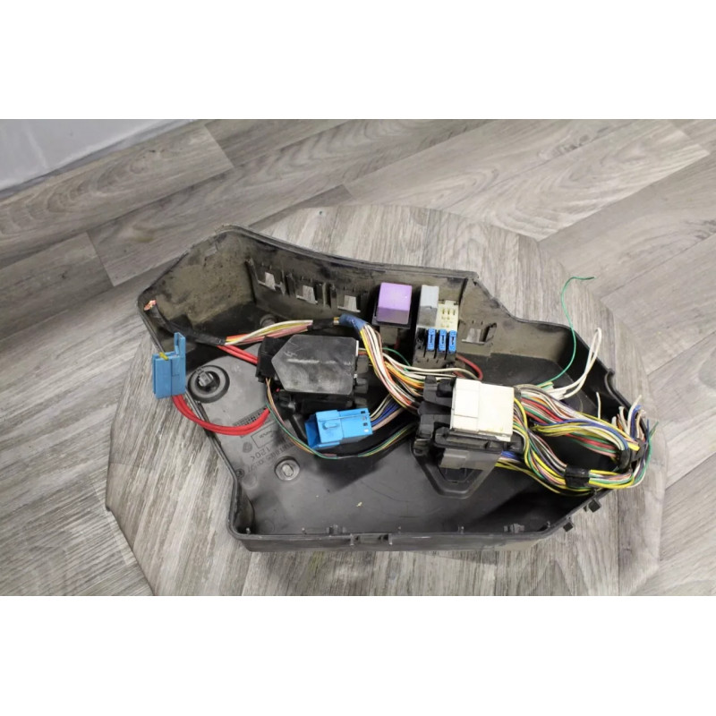 boite a fusible porte relais MOTEUR RENAULT ESPACE 3 2.2 DTL 1998 boite a fusible porte relais MOTEUR RENAULT ESPACE 3 2.2 DTL 1998