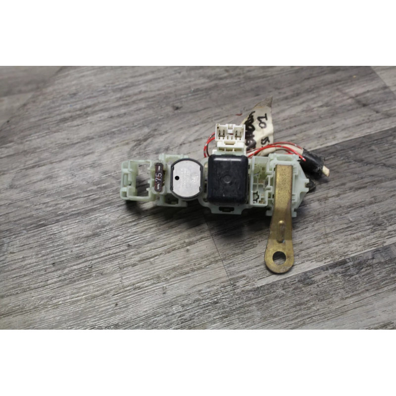 boite a fusible relais TOYOTA COROLLA 90987-04002 boite a fusible relais TOYOTA COROLLA 90987-04002