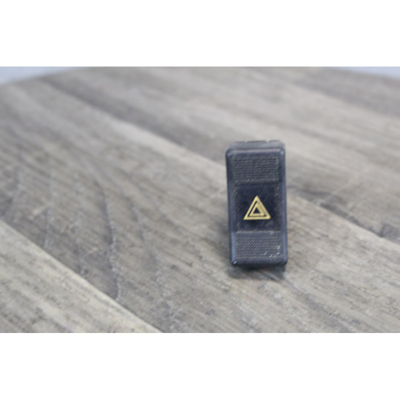 bouton warning renault 19 r19 7700794670 bouton warning renault 19 r19 7700794670