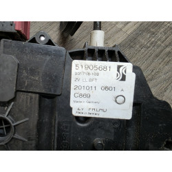 gache de porte avant droit fiat grande punto 51905681