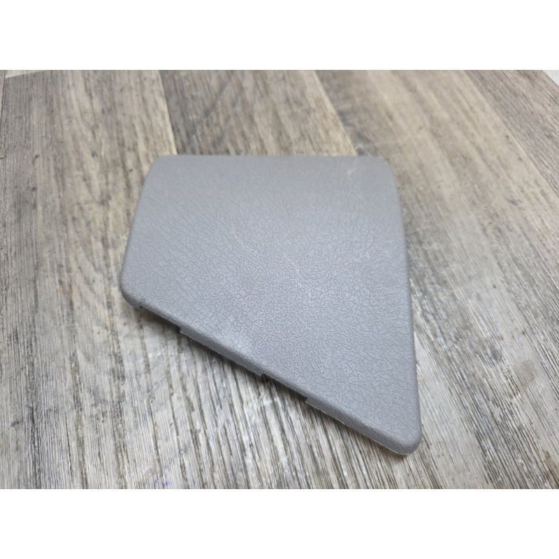 cache plastic arriere droit amortisseur opel corsa 90388214