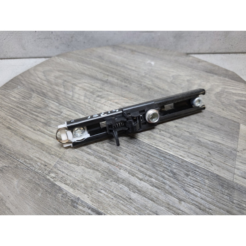 patte reglage hauteur de ceinture securite opel corsa D 13153271