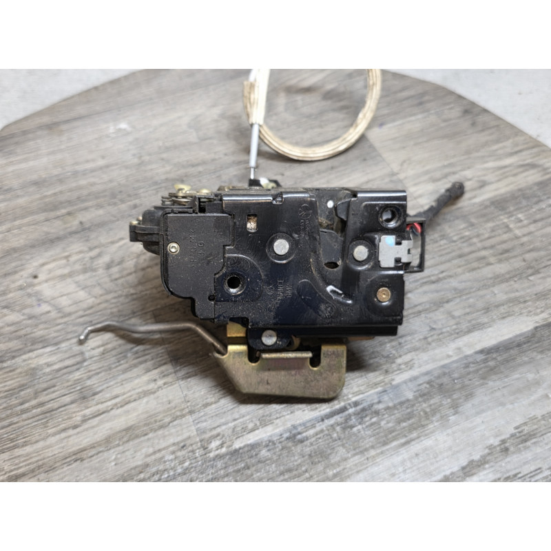 gache de porte avant gauche AUDI S6 2000 4B1837015 B