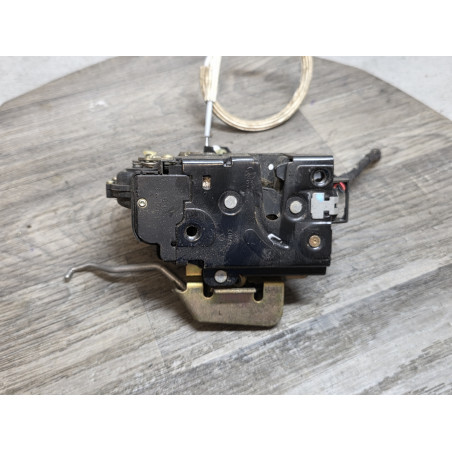 gache de porte avant gauche AUDI S6 2000 4B1837015 B