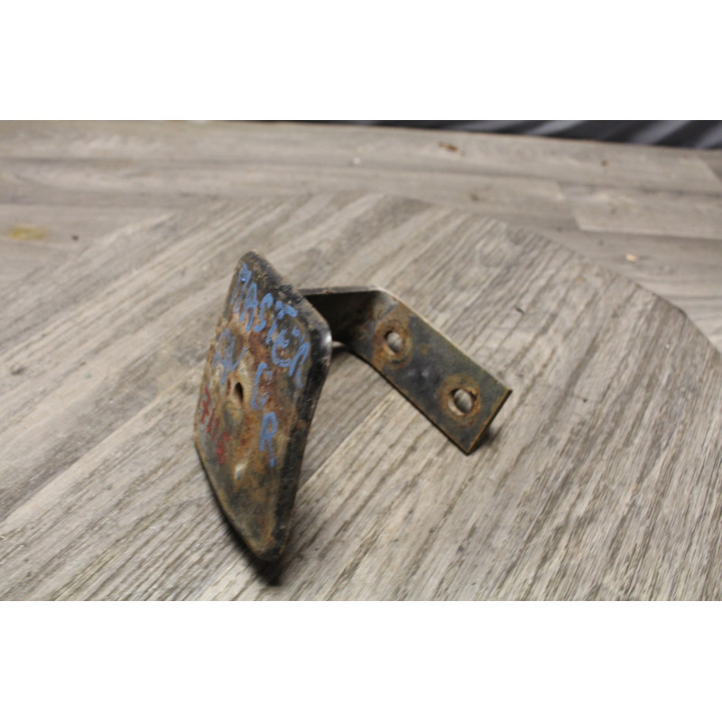 patte fixation parechoc avant droit  renault master