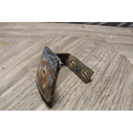 patte fixation parechoc avant droit  renault master