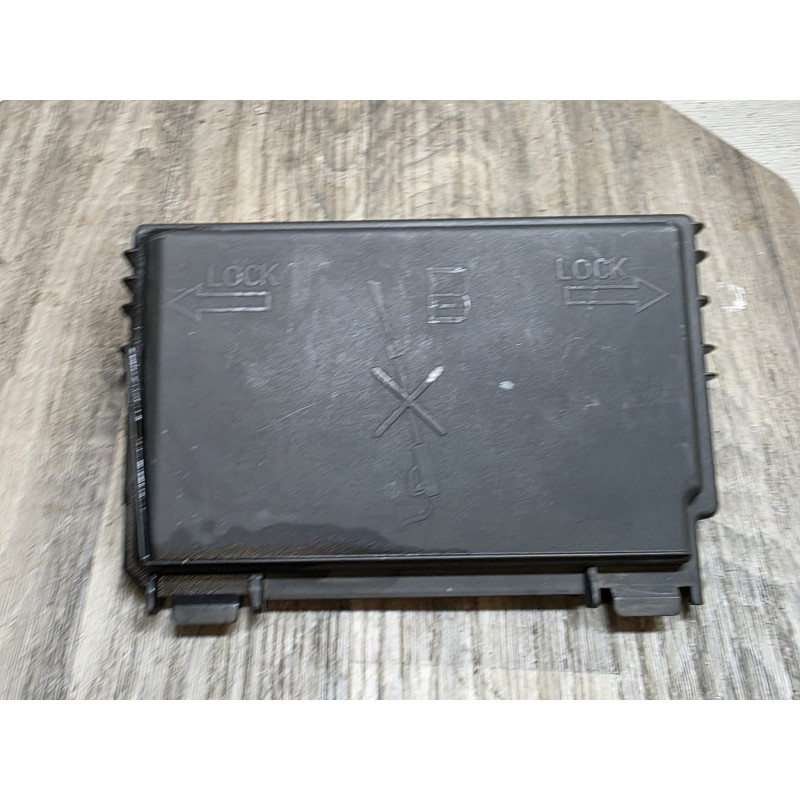 couvercle plastic boite a fusible opel corsa D 13246936