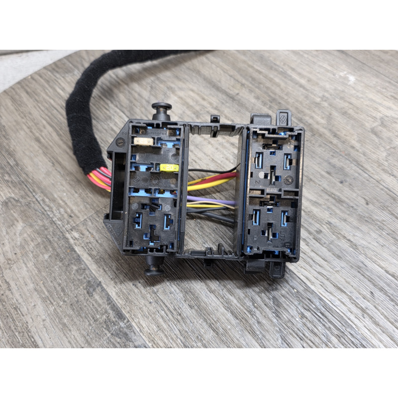 Platine Boite a Fusible porte relais renault 8200003634