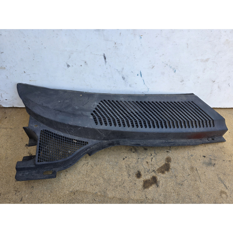plastic baie de pare brise avant droit  renault scenic 1 phase 2 8200050331
