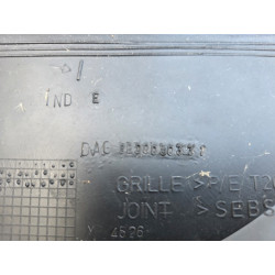 plastic baie de pare brise avant droit  renault scenic 1 phase 2 8200050331