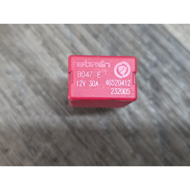 Relais rouge 4 broches 12V 30A FIAT LANCIA 70250 46520412