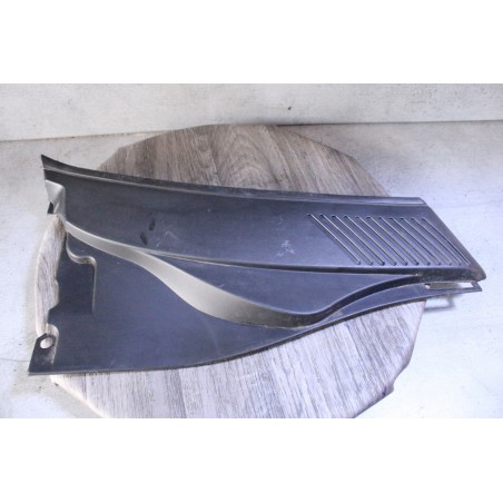 plastic baie de pare brise avant droit  renault clio 2 7700410609